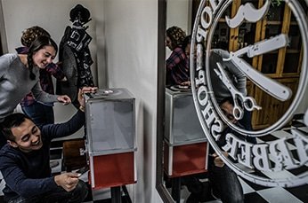 ImageCarousel-04-People-searchingBarberShopRoom