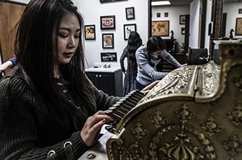 ImageCarousel-05-PeopleinSafeEscapeRoom